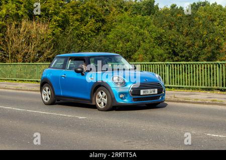 2016 Mini One D DT 95 Start/Stop Blue Car Hatchback Diesel 1496 ccm; Autobahnbrücke im Großraum Manchester, Großbritannien. Stockfoto