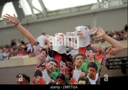 New York, USA. September 2023. Fans von Novak Djokovic aus Serbien tragen bedruckte Hemden mit seinem Porträt und „Ziegengummi“ (das „größte aller Zeiten“ darstellt) während des Halbfinalspiels der Männer im US Open Tennis-Turnier 2023 im USTA Billie Jean King National Tennis Center, Flushing Corona Park, New York, NY, 8. September, spielt er gegen Ben Shelton aus den Vereinigten Staaten. 2023. Djokovic erreichte das Finale. (Foto: Anthony Behar/SIPA USA) Credit: SIPA USA/Alamy Live News Stockfoto