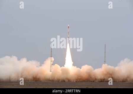 230810 -- JIUQUAN, 10. August 2023 -- die Trägerrakete CERES-1 Y7 mit sieben Satelliten, einschließlich des Satelliten Xiguang-1 01, springt vom Jiuquan Satellite Launch Center im Nordwesten Chinas am 10. August 2023 ab. Foto von /Xinhua EyesonSci CHINA-JIUQUAN-TRÄGERRAKETE-SATELLIT START CN WangxJiangbo PUBLICATIONxNOTxINxCHN Stockfoto