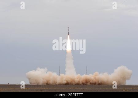 230810 -- JIUQUAN, 10. August 2023 -- die Trägerrakete CERES-1 Y7 mit sieben Satelliten, einschließlich des Satelliten Xiguang-1 01, startet vom Jiuquan Satellite Launch Center in Nordwestchina, 10. August 2023. Foto: /Xinhua EyesonSci CHINA-JIUQUAN-TRÄGERRAKETE-SATELLIT-START CN WangxJiangbo PUBLICATIONxNOTxINxCHN Stockfoto