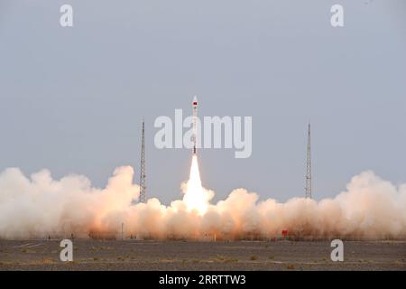 230810 -- JIUQUAN, 10. August 2023 -- die Trägerrakete CERES-1 Y7 mit sieben Satelliten, einschließlich des Satelliten Xiguang-1 01, startet vom Jiuquan Satellite Launch Center in Nordwestchina, 10. August 2023. Foto: /Xinhua EyesonSci CHINA-JIUQUAN-TRÄGERRAKETE-SATELLIT-START CN WangxJiangbo PUBLICATIONxNOTxINxCHN Stockfoto