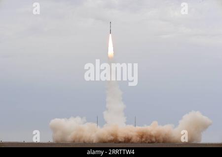 230810 -- JIUQUAN, 10. August 2023 -- die Trägerrakete CERES-1 Y7 mit sieben Satelliten, einschließlich des Satelliten Xiguang-1 01, startet vom Jiuquan Satellite Launch Center in Nordwestchina, 10. August 2023. Foto: /Xinhua EyesonSci CHINA-JIUQUAN-TRÄGERRAKETE-SATELLIT-START CN WangxJiangbo PUBLICATIONxNOTxINxCHN Stockfoto