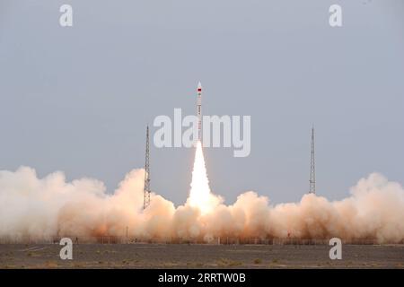 230810 -- JIUQUAN, 10. August 2023 -- die Trägerrakete CERES-1 Y7 mit sieben Satelliten, einschließlich des Satelliten Xiguang-1 01, startet vom Jiuquan Satellite Launch Center in Nordwestchina, 10. August 2023. Foto: /Xinhua EyesonSci CHINA-JIUQUAN-TRÄGERRAKETE-SATELLIT-START CN WangxJiangbo PUBLICATIONxNOTxINxCHN Stockfoto