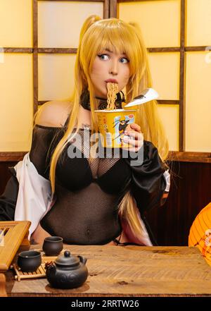 Ein Cosplayer-Mädchen im Bild der Figur Naruko aus dem Anime Naruto Stockfoto