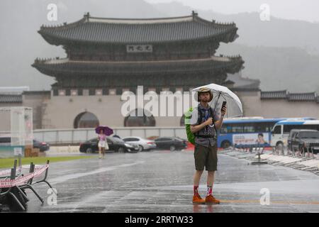 230810 -- SEOUL, 10. August 2023 -- Ein Mann geht am Gwanghwamun-Platz durch den Regen, der vom Taifun Khanun in Seoul, Südkorea, am 10. August 2023 gebracht wurde. Taifun Khanun brachte starken Wind und starken Regen in Teile Südkoreas. SÜDKOREA-SEOUL-TAIFUN KHANUN-STARKE NIEDERSCHLÄGE WANGXYILIANG PUBLICATIONXNOTXINXCHN Stockfoto