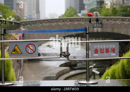 230810 -- SEOUL, 10. August 2023 -- dieses Foto vom 10. August 2023 zeigt einen eingeschränkten Zugang zu Cheonggyecheon, einem öffentlichen Erholungsgebiet, nach der Warnung vor dem Taifun Khanun in Seoul, Südkorea. Taifun Khanun brachte starken Wind und starken Regen in Teile Südkoreas. SÜDKOREA-SEOUL-TAIFUN KHANUN-STARKE NIEDERSCHLÄGE WANGXYILIANG PUBLICATIONXNOTXINXCHN Stockfoto