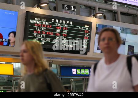 230810 -- SEOUL, 10. Aug. 2023 -- Reisende gehen vor einer Informationstafel, auf der die ausfallenden Züge durch starke Regenfälle und starke Winde des Taifuns Khanun am Bahnhof Seoul in Südkorea, 10. Aug. 2023, zu sehen sind. Taifun Khanun brachte starken Wind und starken Regen in Teile Südkoreas. SÜDKOREA-SEOUL-TAIFUN KHANUN-STARKE NIEDERSCHLÄGE WANGXYILIANG PUBLICATIONXNOTXINXCHN Stockfoto