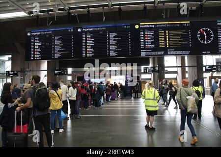 230810 -- OSLO, 10. Aug. 2023 -- Passagiere Schlange, um Rückerstattungen für stornierte Züge am Hauptbahnhof in Oslo, Hauptstadt von Norwegen, 10. Aug. 2023 zu erhalten. Sturm Hans hat Norwegen seit Montag erschüttert, was zu mehr als 4.000 Berichten über Schäden an Immobilien führte. TOGO WITH Roundup: Der Damm bricht in Norwegen teilweise zusammen, während die ÜBERSCHWEMMUNG durch NORWEGEN und OSLO ZhangxYuliang PUBLICATIONxNOTxINxCHN ÜBERSCHWEMMT wird Stockfoto