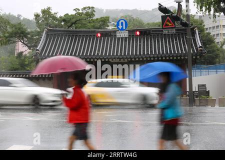 230810 -- SEOUL, 10. August 2023 -- Menschen gehen auf einer Straße im Regen, der vom Taifun Khanun in Seoul, Südkorea, am 10. August 2023 gebracht wurde. Taifun Khanun brachte starken Wind und starken Regen in Teile Südkoreas. SÜDKOREA-SEOUL-TAIFUN KHANUN-STARKE NIEDERSCHLÄGE WANGXYILIANG PUBLICATIONXNOTXINXCHN Stockfoto