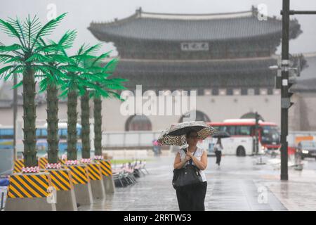 230810 -- SEOUL, 10. August 2023 -- Eine Frau geht auf dem Gwanghwamun-Platz im Regen, der durch den Taifun Khanun in Seoul, Südkorea verursacht wurde, 10. August 2023. Taifun Khanun brachte starken Wind und starken Regen in Teile Südkoreas. SÜDKOREA-SEOUL-TAIFUN KHANUN-STARKE NIEDERSCHLÄGE WANGXYILIANG PUBLICATIONXNOTXINXCHN Stockfoto