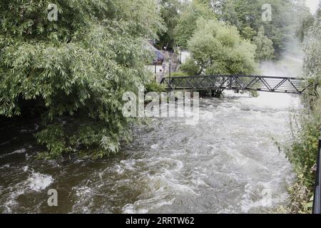 230810 -- OSLO, 10. Aug. 2023 -- dieses Foto vom 10. Aug. 2023 zeigt das Hochwasser des Aker-Flusses in der Innenstadt von Oslo, der Hauptstadt Norwegens. Sturm Hans hat Norwegen seit Montag erschüttert, was zu mehr als 4.000 Berichten über Schäden an Immobilien führte. TOGO WITH Roundup: Der Damm bricht in Norwegen teilweise zusammen, während die ÜBERSCHWEMMUNG durch NORWEGEN und OSLO ZhangxYuliang PUBLICATIONxNOTxINxCHN ÜBERSCHWEMMT wird Stockfoto