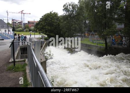 230810 -- OSLO, 10. Aug. 2023 -- dieses Foto vom 10. Aug. 2023 zeigt das Hochwasser des Aker-Flusses in der Innenstadt von Oslo, der Hauptstadt Norwegens. Sturm Hans hat Norwegen seit Montag erschüttert, was zu mehr als 4.000 Berichten über Schäden an Immobilien führte. TOGO WITH Roundup: Der Damm bricht in Norwegen teilweise zusammen, während die ÜBERSCHWEMMUNG durch NORWEGEN und OSLO ZhangxYuliang PUBLICATIONxNOTxINxCHN ÜBERSCHWEMMT wird Stockfoto