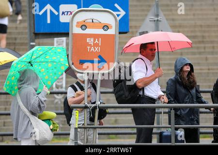 230810 -- SEOUL, 10. Aug. 2023 -- Leute warten auf Taxi im Regen, der vom Taifun Khanun in Seoul, Südkorea, 10. Aug. 2023 gebracht wurde. Taifun Khanun brachte starken Wind und starken Regen in Teile Südkoreas. SÜDKOREA-SEOUL-TAIFUN KHANUN-STARKE NIEDERSCHLÄGE WANGXYILIANG PUBLICATIONXNOTXINXCHN Stockfoto