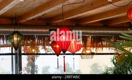 Chinesische Laternen an der Holzdecke hängen Stockfoto