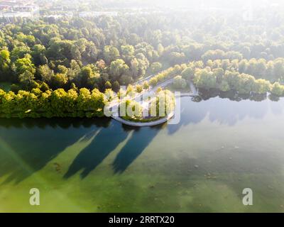 Hannover, Deutschland. September 2023. Die Luftaufnahme zeigt den Maschsee an der Löwenbastion. Quelle: Julian Stratenschulte/dpa/Alamy Live News Stockfoto