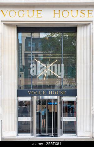 Ein Modell zeigt das Vogue House am Hanover Square, London, wo der Conde Nast Verlag erscheint. Stockfoto