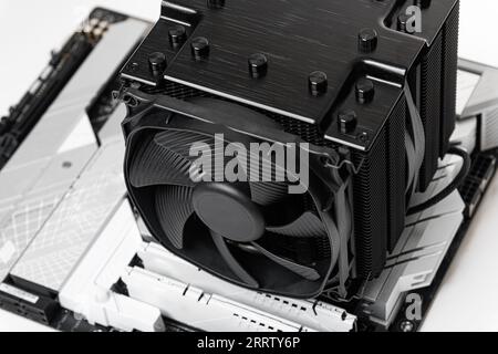 Installieren eines großen Kühlers auf einem Computerprozessor. Stockfoto