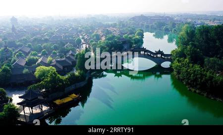 230813 -- JINAN, 13. Aug. 2023 -- dieses Luftbild vom 10. Aug. 2023 zeigt einen Blick auf die antike Stadt Taierzhuang entlang des Peking-Hangzhou-Kanals im Bezirk Taierzhuang der Stadt Zaozhuang in der ostchinesischen Provinz Shandong. Der Canal Grande, eine riesige Wasserstraße, die den nördlichen und südlichen Teil Chinas verbindet, fließt durch die Stadt Zaozhuang. In den letzten Jahren hat der Bezirk Taierzhuang von Zaozhuang alles unternommen, um die ökologische Bauweise entlang des Kanals zu fördern. CHINA-SHANDONG-TAIERZHUANG-GRAND CANAL-LANDSCHAFT CN GUOXXULEI PUBLICATIONXNOTXINXCHN Stockfoto