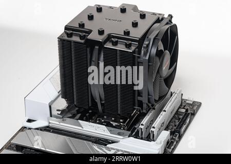 Installieren eines BE Quiet CPU-Kühlers Dark Rock Pro 4 auf der Hauptplatine. Stockfoto