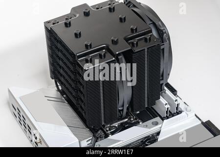 Installieren eines großen Kühlers auf einem Computerprozessor. Stockfoto