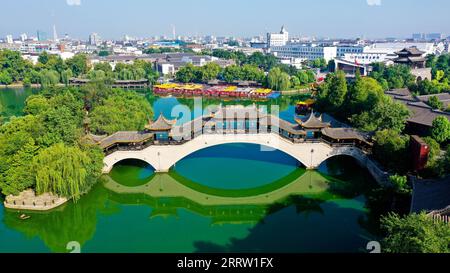 230813 -- JINAN, 13. Aug. 2023 -- dieses Luftbild vom 10. Aug. 2023 zeigt einen Blick auf die antike Stadt Taierzhuang entlang des Peking-Hangzhou-Kanals im Bezirk Taierzhuang der Stadt Zaozhuang in der ostchinesischen Provinz Shandong. Der Canal Grande, eine riesige Wasserstraße, die den nördlichen und südlichen Teil Chinas verbindet, fließt durch die Stadt Zaozhuang. In den letzten Jahren hat der Bezirk Taierzhuang von Zaozhuang alles unternommen, um die ökologische Bauweise entlang des Kanals zu fördern. CHINA-SHANDONG-TAIERZHUANG-GRAND CANAL-LANDSCHAFT CN GUOXXULEI PUBLICATIONXNOTXINXCHN Stockfoto