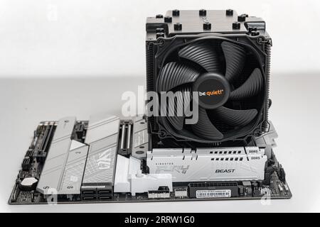Installieren eines BE Quiet CPU-Kühlers Dark Rock Pro 4 auf der Hauptplatine. Stockfoto