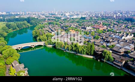 230813 -- JINAN, 13. Aug. 2023 -- dieses Luftbild vom 10. Aug. 2023 zeigt einen Blick auf die antike Stadt Taierzhuang entlang des Peking-Hangzhou-Kanals im Bezirk Taierzhuang der Stadt Zaozhuang in der ostchinesischen Provinz Shandong. Der Canal Grande, eine riesige Wasserstraße, die den nördlichen und südlichen Teil Chinas verbindet, fließt durch die Stadt Zaozhuang. In den letzten Jahren hat der Bezirk Taierzhuang von Zaozhuang alles unternommen, um die ökologische Bauweise entlang des Kanals zu fördern. CHINA-SHANDONG-TAIERZHUANG-GRAND CANAL-LANDSCHAFT CN GUOXXULEI PUBLICATIONXNOTXINXCHN Stockfoto