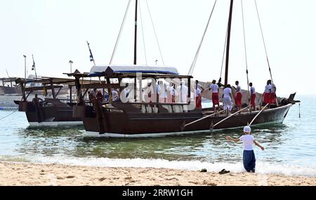 230813 -- HAWALLI GOVERNORATE, 13. August 2023 -- Dhow-Boote mit Tauchern nehmen an der Einweihung des 32. Pearl Diving Festivals an einem Dock in Al-Salmiya, Hawalli Governorate, Kuwait, 12. August 2023 Teil. Das 32. Pearl Diving Festival startete am Samstag hier in der kuwaitischen Hauptstadt nach einer dreijährigen Pause aufgrund der COVID-19-Pandemie. Zu Beginn des Tages gingen bis zu 60 junge Taucher an Bord von zwei Dhow-Booten, um sich auf eine Perlensuche zu begeben, die mehrere Tage dauern könnte, so die offizielle Kuwait News Agency KUNA. Foto: /Xinhua KUWAIT-HAWALLI GOVERNORATE-PEARL DIVING FESTIVAL Asad PUBLICATIO Stockfoto