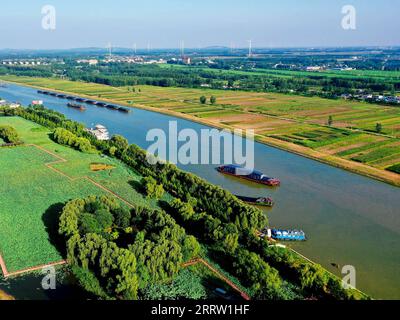 230813 -- JINAN, 13. Aug. 2023 -- dieses Luftbild vom 9. Aug. 2023 zeigt einen Blick entlang des Abschnitts Zaozhuang des Peking-Hangzhou-Kanals im Bezirk Taierzhuang der Stadt Zaozhuang in der ostchinesischen Provinz Shandong. Der Canal Grande, eine riesige Wasserstraße, die den nördlichen und südlichen Teil Chinas verbindet, fließt durch die Stadt Zaozhuang. In den letzten Jahren hat der Bezirk Taierzhuang von Zaozhuang alles unternommen, um die ökologische Bauweise entlang des Kanals zu fördern. CHINA-SHANDONG-TAIERZHUANG-GRAND CANAL-LANDSCHAFT CN GUOXXULEI PUBLICATIONXNOTXINXCHN Stockfoto