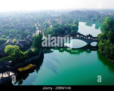 230813 -- JINAN, 13. Aug. 2023 -- dieses Luftbild vom 10. Aug. 2023 zeigt einen Blick auf die antike Stadt Taierzhuang entlang des Peking-Hangzhou-Kanals im Bezirk Taierzhuang der Stadt Zaozhuang in der ostchinesischen Provinz Shandong. Der Canal Grande, eine riesige Wasserstraße, die den nördlichen und südlichen Teil Chinas verbindet, fließt durch die Stadt Zaozhuang. In den letzten Jahren hat der Bezirk Taierzhuang von Zaozhuang alles unternommen, um die ökologische Bauweise entlang des Kanals zu fördern. CHINA-SHANDONG-TAIERZHUANG-GRAND CANAL-LANDSCHAFT CN GUOXXULEI PUBLICATIONXNOTXINXCHN Stockfoto