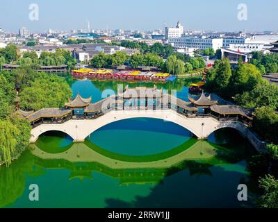 230813 -- JINAN, 13. Aug. 2023 -- dieses Luftbild vom 10. Aug. 2023 zeigt einen Blick auf die antike Stadt Taierzhuang entlang des Peking-Hangzhou-Kanals im Bezirk Taierzhuang der Stadt Zaozhuang in der ostchinesischen Provinz Shandong. Der Canal Grande, eine riesige Wasserstraße, die den nördlichen und südlichen Teil Chinas verbindet, fließt durch die Stadt Zaozhuang. In den letzten Jahren hat der Bezirk Taierzhuang von Zaozhuang alles unternommen, um die ökologische Bauweise entlang des Kanals zu fördern. CHINA-SHANDONG-TAIERZHUANG-GRAND CANAL-LANDSCHAFT CN GUOXXULEI PUBLICATIONXNOTXINXCHN Stockfoto