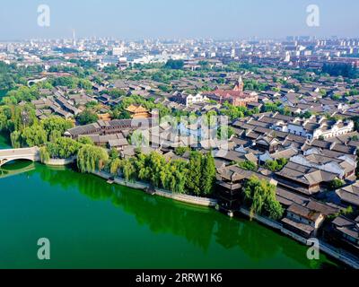 230813 -- JINAN, 13. Aug. 2023 -- dieses Luftbild vom 10. Aug. 2023 zeigt einen Blick auf die antike Stadt Taierzhuang entlang des Peking-Hangzhou-Kanals im Bezirk Taierzhuang der Stadt Zaozhuang in der ostchinesischen Provinz Shandong. Der Canal Grande, eine riesige Wasserstraße, die den nördlichen und südlichen Teil Chinas verbindet, fließt durch die Stadt Zaozhuang. In den letzten Jahren hat der Bezirk Taierzhuang von Zaozhuang alles unternommen, um die ökologische Bauweise entlang des Kanals zu fördern. CHINA-SHANDONG-TAIERZHUANG-GRAND CANAL-LANDSCHAFT CN GUOXXULEI PUBLICATIONXNOTXINXCHN Stockfoto