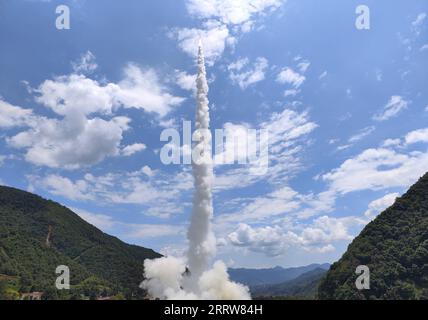 Bilder des Jahres 2023, News 08 August News Themen der Woche KW33 News Bilder des Tages China, Kuaizhou-1A Rakete befördert Satelliten ins All 230814 -- XICHANG, 14. August 2023 -- eine Kuaizhou-1A Trägerrakete mit fünf neuen Satelliten springt vom Xichang Satellite Launch Center in der südwestchinesischen Provinz Sichuan am 14. August 2023 ab. China startete am Montag erfolgreich eine Kuaizhou-1A Trägerrakete, um fünf neue Satelliten vom Xichang Satellite Launch Center in der südwestchinesischen Provinz Sichuan in den Weltraum zu schicken. Die A-E-Satelliten des Head-3-Mikrosatelliten Constell Stockfoto