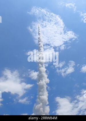 China, Kuaizhou-1A Rakete befördert Satelliten ins All 230814 -- XICHANG, 14. August 2023 -- Eine Kuaizhou-1A Trägerrakete, die fünf neue Satelliten vom Xichang Satellite Launch Center in der südwestchinesischen Provinz Sichuan befördert, 14. August 2023. China startete am Montag erfolgreich eine Kuaizhou-1A Trägerrakete, um fünf neue Satelliten vom Xichang Satellite Launch Center in der südwestchinesischen Provinz Sichuan in den Weltraum zu schicken. Die zum Head-3-Mikrosatellitenkonstellation gehörenden A-E-Satelliten wurden um 13:32 Uhr Pekinger Zeit gestartet und erreichten die geplante Umlaufbahn erfolgreich Stockfoto