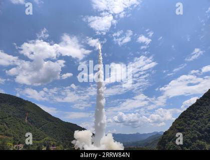 China, Kuaizhou-1A Rakete befördert Satelliten ins All 230814 -- XICHANG, 14. August 2023 -- Eine Kuaizhou-1A Trägerrakete, die fünf neue Satelliten vom Xichang Satellite Launch Center in der südwestchinesischen Provinz Sichuan befördert, 14. August 2023. China startete am Montag erfolgreich eine Kuaizhou-1A Trägerrakete, um fünf neue Satelliten vom Xichang Satellite Launch Center in der südwestchinesischen Provinz Sichuan in den Weltraum zu schicken. Die zum Head-3-Mikrosatellitenkonstellation gehörenden A-E-Satelliten wurden um 13:32 Uhr Pekinger Zeit gestartet und erreichten die geplante Umlaufbahn erfolgreich Stockfoto