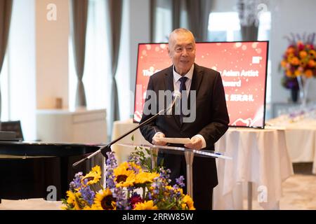 230814 -- NEW YORK, 14. August 2023 -- der chinesische Klaviermaestro Liu Shikun spricht bei einer Zeremonie des Most Outstanding Asian Artist Lifetime Achievement Award in New York City, USA, 12. August 2023. Liu Shikun, ein 84-jähriger chinesischer Klaviermeister, wurde am Wochenende mit dem Most Outstanding Asian Artist Lifetime Achievement Award in New York City ausgezeichnet. /Handout über Xinhua U.S.-NEW YORK-LIU SHIKUN-PIANO-LIFETIME ACHIEVEMENT AWARD ChinesexAmericanxArtsxCouncil/SandyxFan PUBLICATIONxNOTxINxCHN Stockfoto