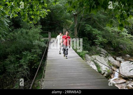 230814 -- LU AN, 14. August 2023 -- Wang Kedong und seine Frau Gao Kaiyu patrouillieren auf der Tiantangzhai Management Station im Anhui Tianma National Nature Reserve, ostchinesische Provinz Anhui, 12. August 2023. Wang Kedong und Gao Kaiyu, beide 58 Jahre alt, sind Ranger der Tiantangzhai Management Station des Anhui Tianma National Nature Reserve. Sie leben das ganze Jahr über in den Bergen und patrouillieren seit 25 Jahren täglich auf einer Strecke von mehr als 20 Kilometern. Das Anhui Tianma National Nature Reserve wurde 1998 auf der Grundlage von zwei ehemaligen Anhui Provincial Nature Reserves gegründet. Sie befindet sich an der tr Stockfoto