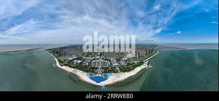 230814 -- SHANGHAI, 14. August 2023 -- dieses Luftbild, das am 25. Juli 2023 aufgenommen wurde, zeigt einen Blick auf das Bihaiyinsha Beach Resort in Qidong, der ostchinesischen Provinz Jiangsu. Chongming District und Pudong District von Shanghai, zusammen mit Qidong City von Jiangsu, befinden sich in der Mündung des Yangtze River. Mit ihren einzigartigen Vorteilen hat die Region konzertierte Anstrengungen unternommen, um eine qualitativ hochwertige Entwicklung weiter zu fördern. CHINA-YANGTZE-FLUSSMÜNDUNG - BLICK AUF CN JIXCHUNPENG PUBLICATIONXNOTXINXCHN Stockfoto