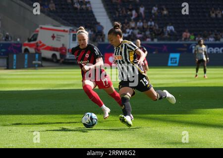 Frankfurt, Deutschland. September 2023. Frankfurt, 9. September 2023: Pia-Sophia Wolter ( 17 Frankfurt ) Lisa Boattin ( 13 Turin ) während des UEFA-Champions-League-Fußballspiels zwischen Eintracht Frankfurt und Juventus Turin im Deutschen Bank Park in Frankfurt. (Julia Kneissl/SPP) Credit: SPP Sport Press Photo. Alamy Live News Stockfoto