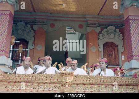 Balinesische Dorfmusiker spielen Gamelan während der Zeremonie Stockfoto
