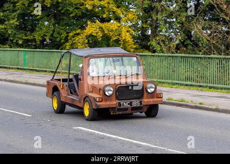 1960er Austin Mini Moke Style verfallenes braunes offenes Fahrzeug, ein kleines Utility- und FreizeitCabriolet mit Vorderradantrieb. Vordermotor, Vorderradantrieb, 850 ccm, Vierzylinder, 45 PS, British Classic. Stockfoto