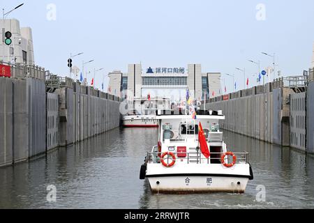 230816 -- HEFEI, 16. Aug. 2023 -- Schiffe warten in der Schlange, um die Paihekou-Schiffsschleuse eines Mega-Wasserumleitungsprojekts in der ostchinesischen Provinz Anhui, 16. Aug. 2023, zu passieren. Ein wichtiger Abschnitt der Schifffahrtsstrecke des Mega-Wasserumleitungsprojekts nahm am Mittwoch den Versuchsbetrieb auf. Das Projekt zielt darauf ab, Wasser vom Yangtze, Chinas längstem Fluss, zum Huaihe Fluss zu leiten. CHINA-ANHUI-MEGA WASSERUMLEITUNG PROJEKT-VERSAND-ROUTE CN HUANGXBOHAN PUBLICATIONXNOTXINXCHN Stockfoto