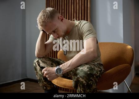 Porträt eines Militärmannes, der tief in Gedanken ist und sich traurig fühlt Stockfoto