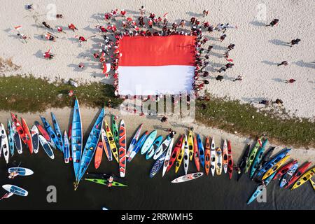 Bilder des Jahres 2023, News 08 August News Themen der Woche KW33 News Bilder des Tages 230817 -- JAKARTA, 17. Aug. 2023 -- dieses Luftbild vom 17. Aug. 2023 zeigt Menschen, die die Nationalflagge Indonesiens während des 78. Unabhängigkeitstages in Jakarta, Indonesien, entrollen. INDONESIEN-JAKARTA-UNABHÄNGIGKEITSTAG VerixSanovri PUBLICATIONxNOTxINxCHN Stockfoto