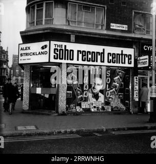 ALEX STRICKLAND Flagship Store / Shoppen SIE IM SOHO RECORD CENTER an der Ecke DEAN STREET und OLD COMPTON STREET in Soho, London im Jahr 1969 Stockfoto