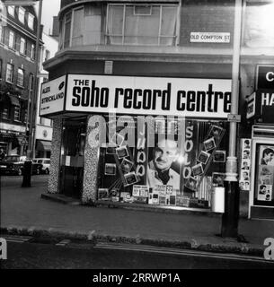 ALEX STRICKLAND Flagship Store / Shoppen SIE IM SOHO RECORD CENTER an der Ecke DEAN STREET und OLD COMPTON STREET in Soho, London im Jahr 1969 Stockfoto