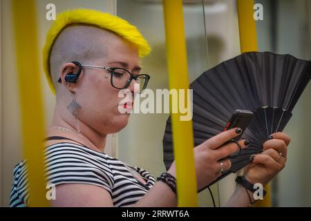 London, Großbritannien. September 2023. Wetter in Großbritannien: Halten Sie sich auf der Circle Line unter Tage um die Mittagszeit kühl, da Großbritannien einen der heißesten Tage des Jahres bis jetzt erlebt. Guy Corbishley/Alamy Live News Stockfoto