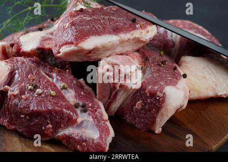 Frische rohe Rindersteaks mit Knochen auf dem Schneidebrett, bereit zum Kochen von Asado Stockfoto