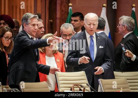 Neu Delhi, Indien. September 2023. US-Präsident Joe Biden (r) nimmt an der ersten Arbeitssitzung zum Thema „eine Erde“ auf dem G20-Gipfel zusammen mit US-Außenminister Anthony blinken Teil. Die G20-Gruppe umfasst führende Industrieländer und Schwellenländer, die zusammen einen Großteil der Weltbevölkerung und der globalen Wirtschaftsmacht ausmachen. Quelle: Kay Nietfeld/dpa/Alamy Live News Stockfoto