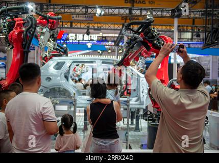 230818 -- PEKING, 18. August 2023 -- Menschen besuchen die World Robot Conference 2023 in Peking, Hauptstadt Chinas, 17. August 2023. Die World Robot Conference 2023 findet vom 16. Bis 22. August in Peking statt. CHINA-PEKING-2023 WELTROBOTERKONFERENZ CN XUXJIAYI PUBLICATIONXNOTXINXCHN Stockfoto